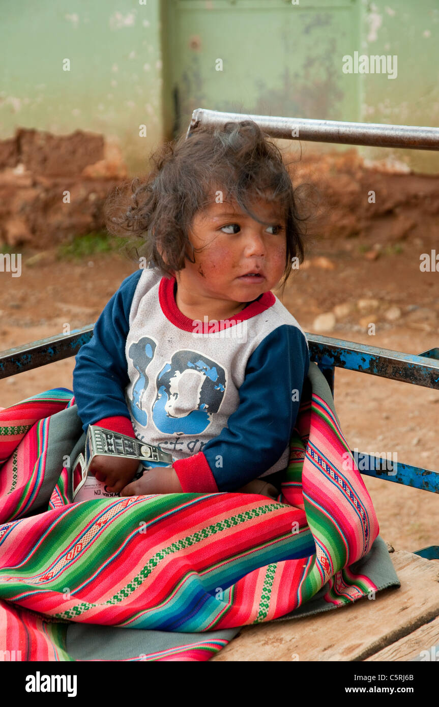 Peruanische Kinder in Tracht im ländlichen Peru, Südamerika. Stockfoto