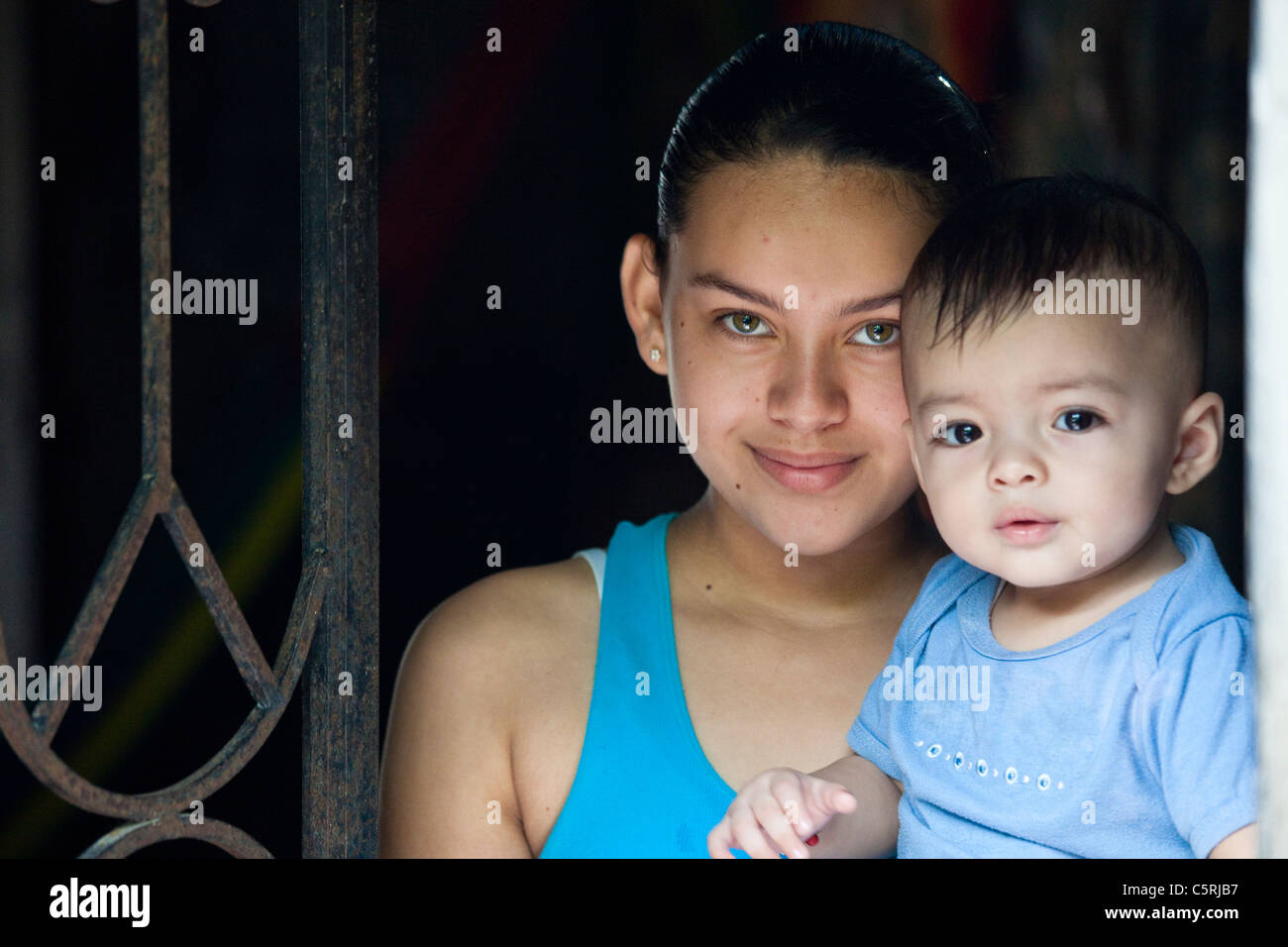 Mädchen und Baby Boy in Kanton La Junta, Comalapa, Chalatenango Abteilung, El Salvador Stockfoto
