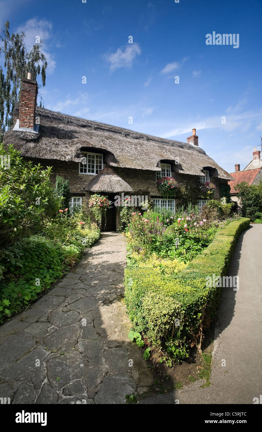 Die berühmten Thatched Cottage Thornton le Dale North Yorkshire Moors Nationalpark Stockfoto Die berühmten Thatched Cottage Thornton le Dale North Yorkshire Moors Nationalpark Stockfoto