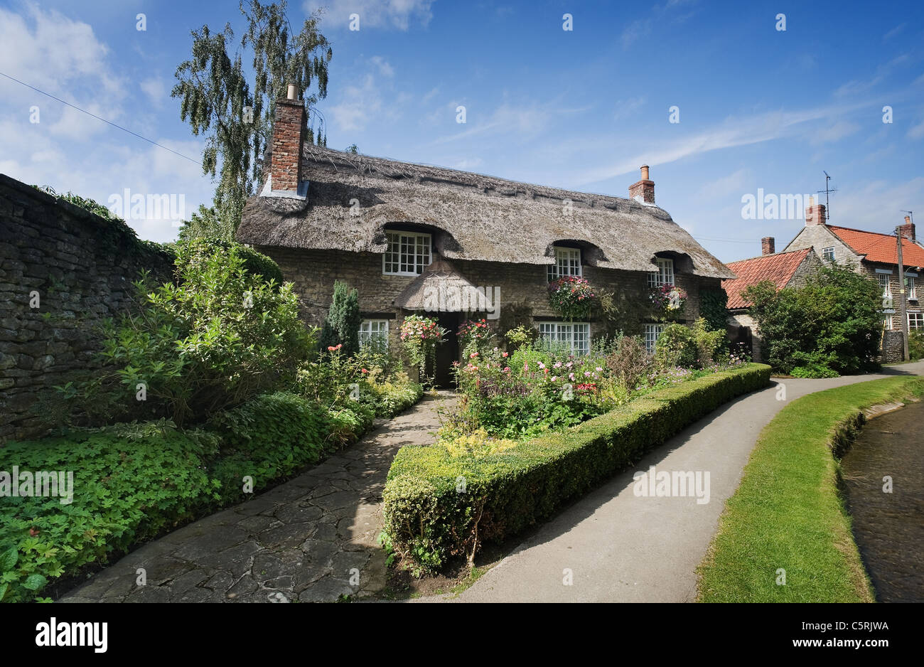 Die berühmten Thatched Cottage Thornton le Dale North Yorkshire Moors Nationalpark Stockfoto Die berühmten Thatched Cottage Thornton le Dale North Yorkshire Moors Nationalpark Stockfoto