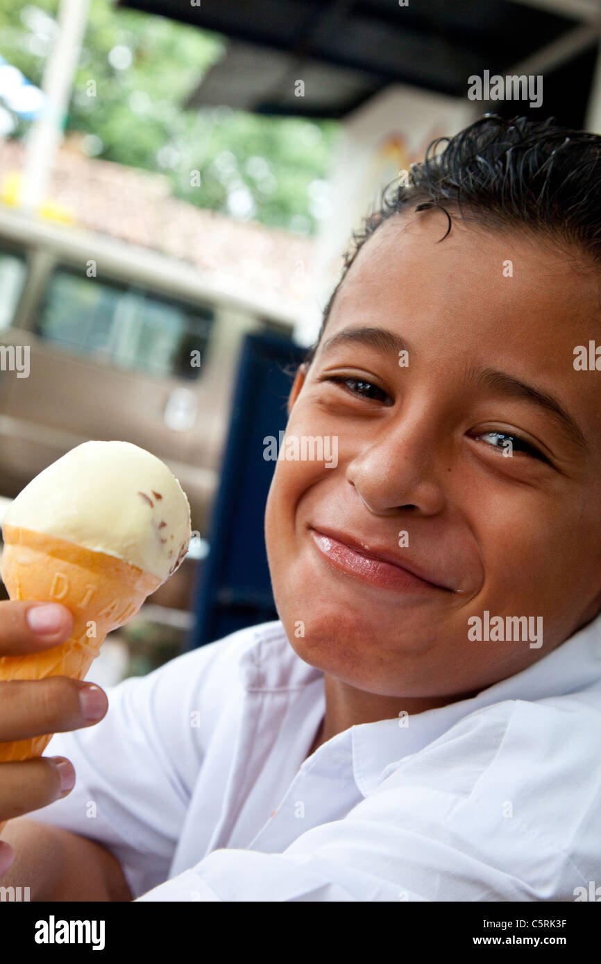 Junge, Essen ein Eis in Comalapa, Chalatenango, El Salvador Stockfoto
