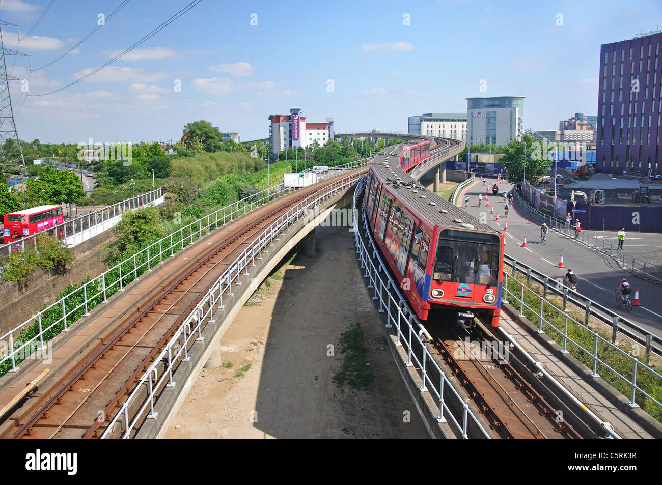 Trainieren Sie, Ankunft am Prinzregent DLR Station, London Borough of Newham, London, Greater London, England, Vereinigtes Königreich Stockfoto