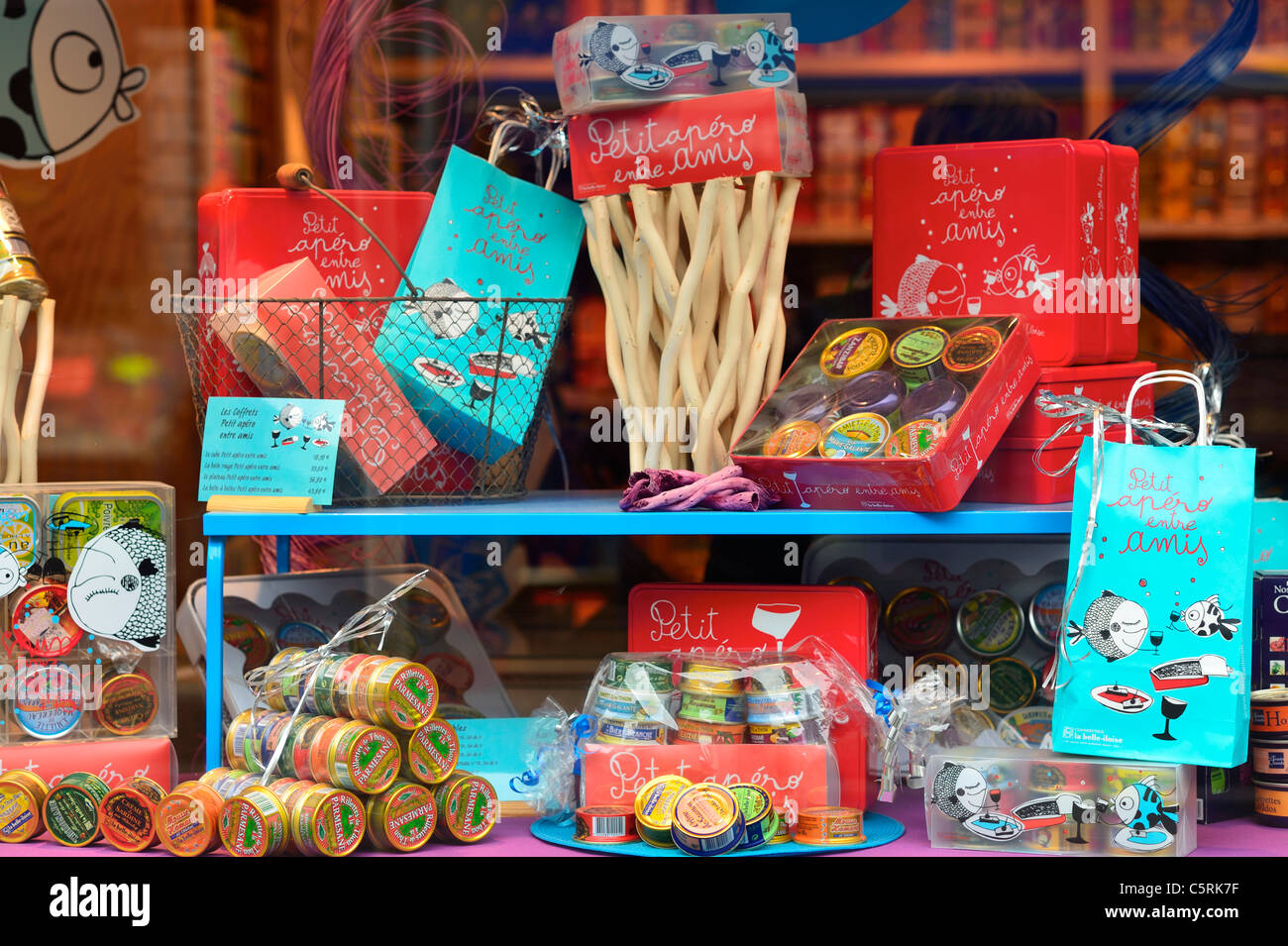 Ladenfront Fenster mit französischen Snacks für Vorspeisen, Bretagne Frankreich FR Stockfoto