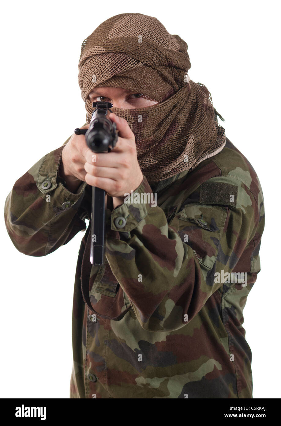 Getarntes Guerilla-Soldat mit versteckten Gesicht und ein Maschinengewehr zur Kamera. Isoliert auf weißem Hintergrund. Stockfoto