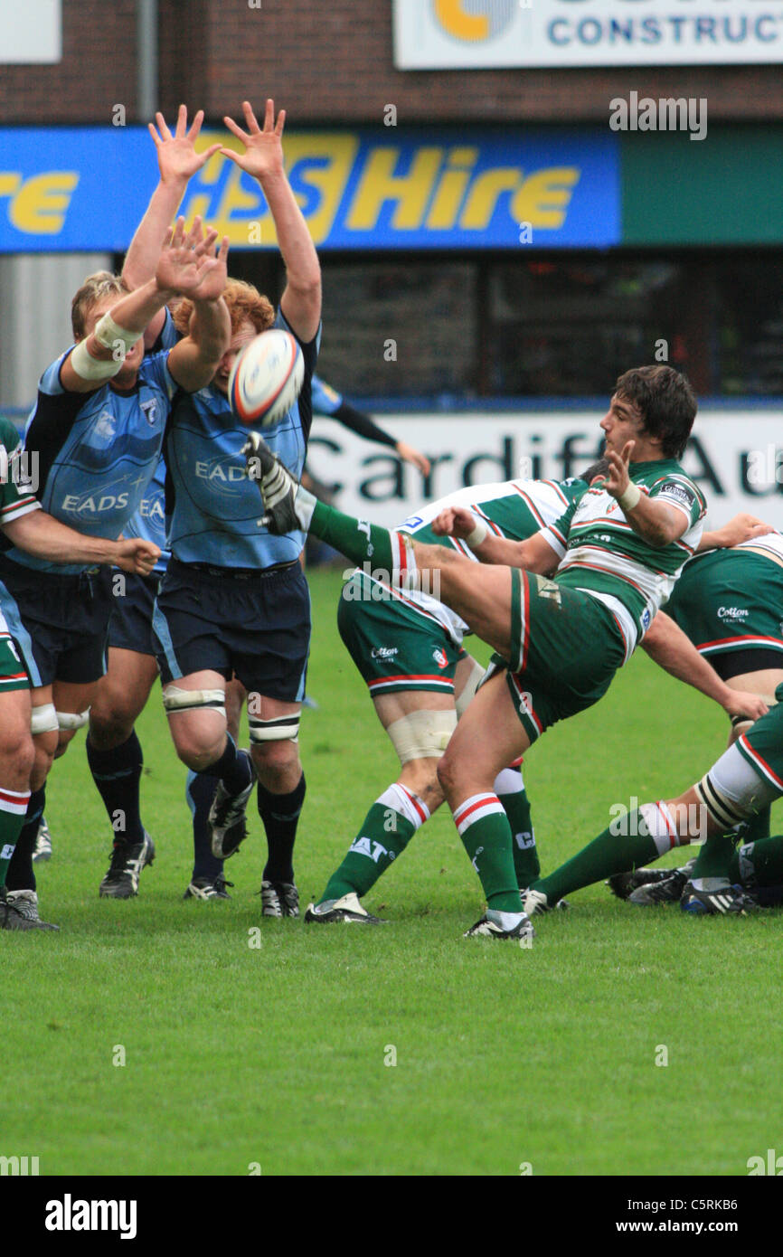 Harry Ellis von Leicester Tigers beginnt, als Andy Powell und Paul Tito Ladung nach unten Stockfoto