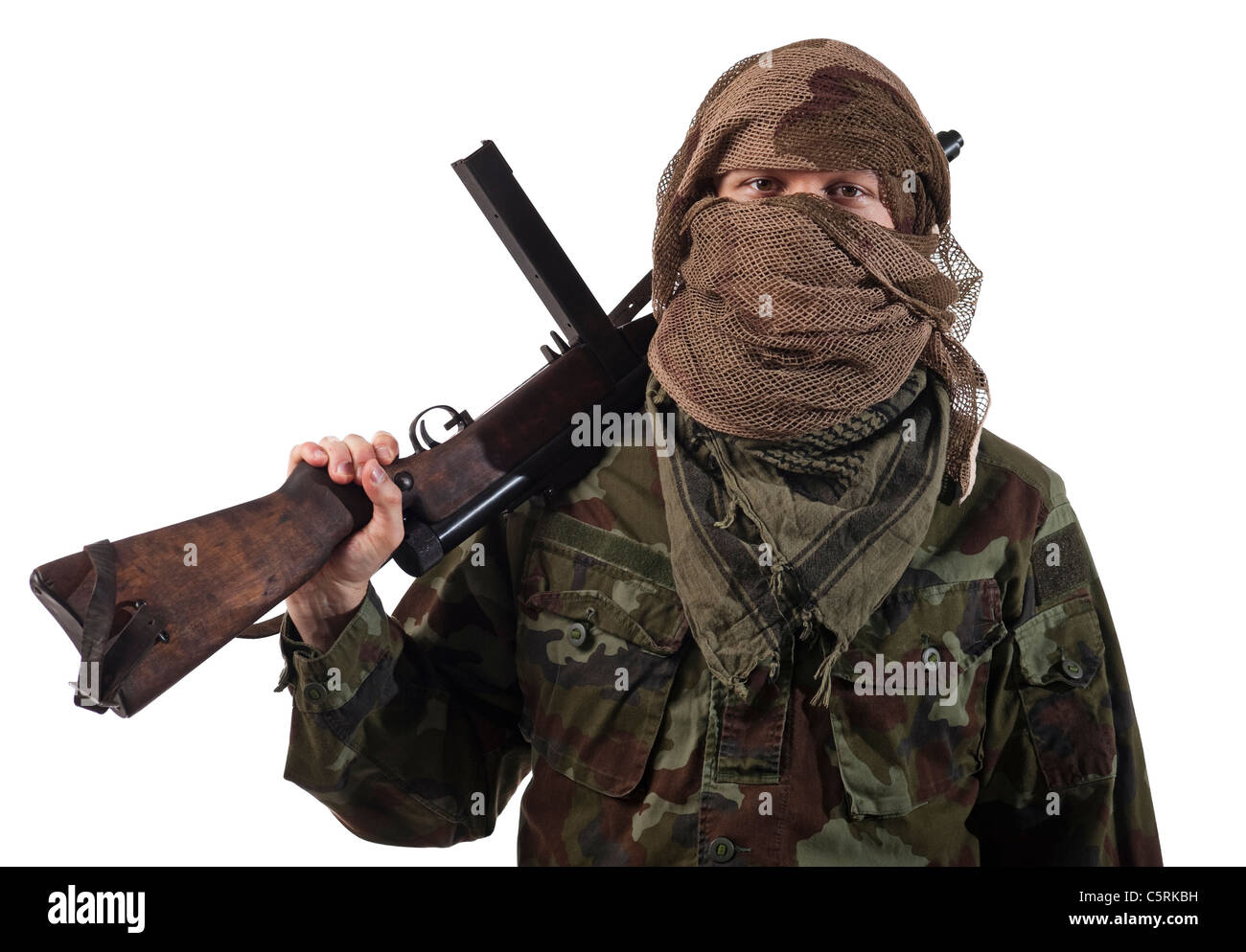 Getarntes Guerilla-Soldat mit versteckten Gesicht und ein Maschinengewehr. Stockfoto