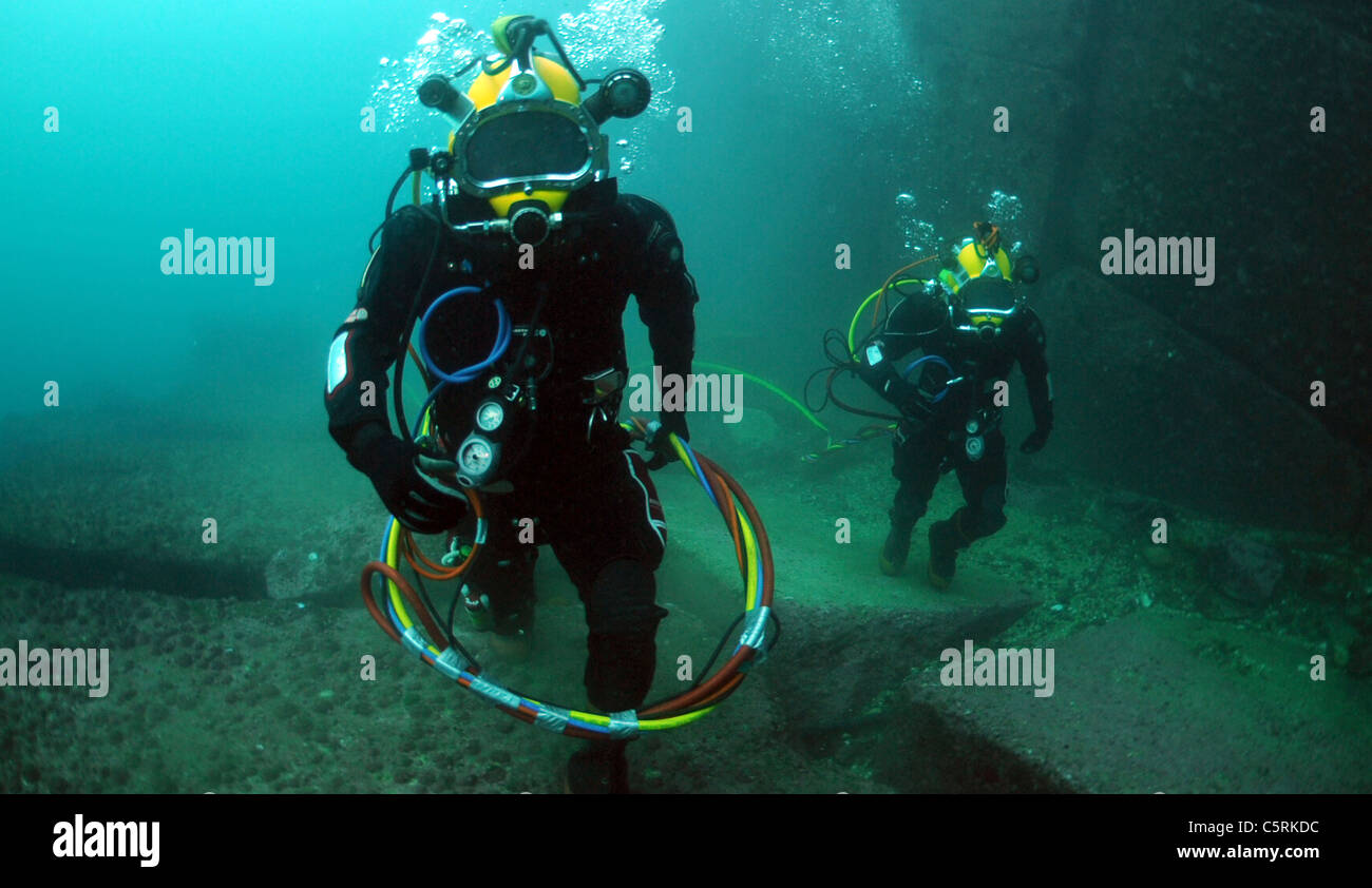 Marine Taucher zu Fuß über den Meeresboden bei Tauchbetrieb Stockfoto