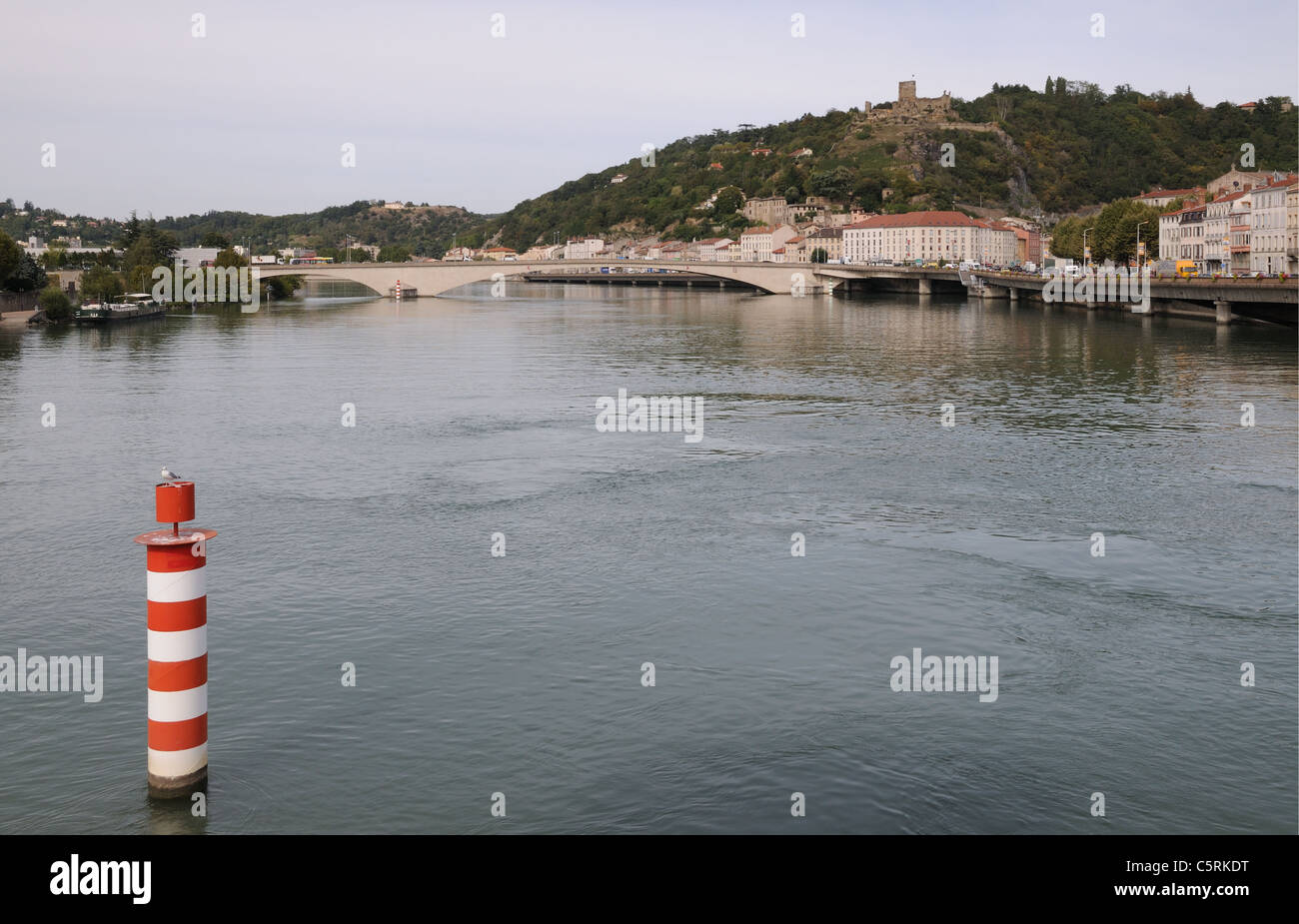 Der Rhone bei Vienne France mit Pont Delattre de Tassigny Brücke und Schloss Chateau De La Batie auf Hügel Mont Salomon Stockfoto