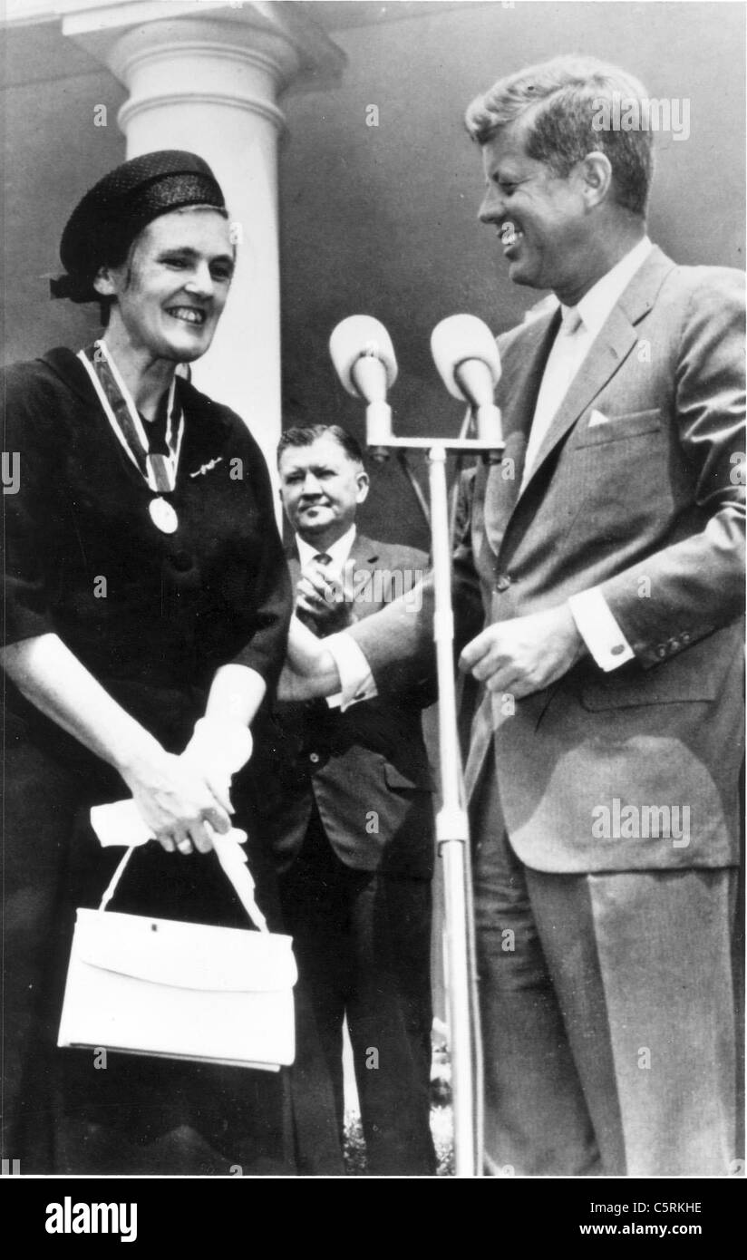Präsident John F. Kennedy stellt der Präsident Award für Distinguished Federal Civilian Service Dr. Frances Kelsey (1962) Stockfoto