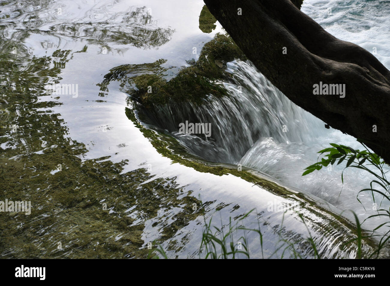 Fließgewässer in den unteren See Stockfoto