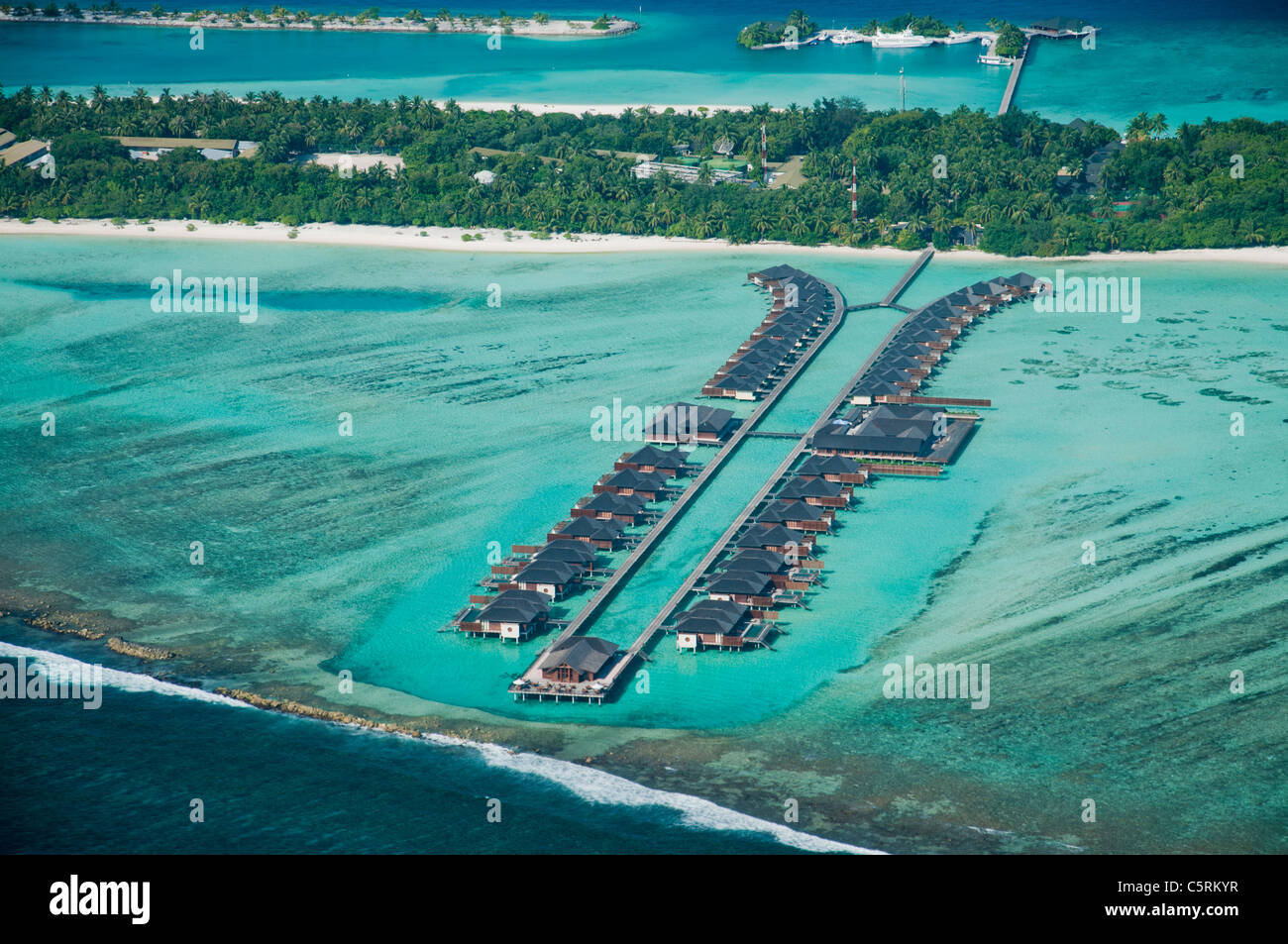 Luftaufnahme von Urlaub auf dem Land auf einer maledivischen Insel der Malediven Stockfoto