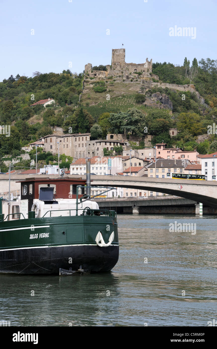 Grosser Fluss Schiffsreisen für auf Rhone bei Vienne France mit Schloss Chateau De La Batie auf Mont Salomon im Hintergrund Stockfoto