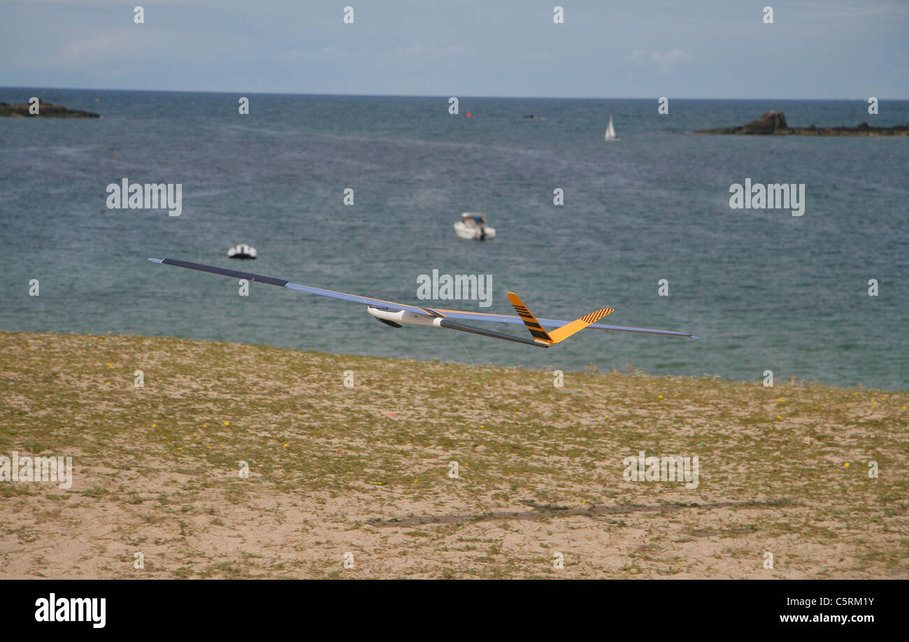 Funk-Segelflugzeug (Segelflugzeug Modell) derzeit über eine Düne am Meer schweben. Stockfoto
