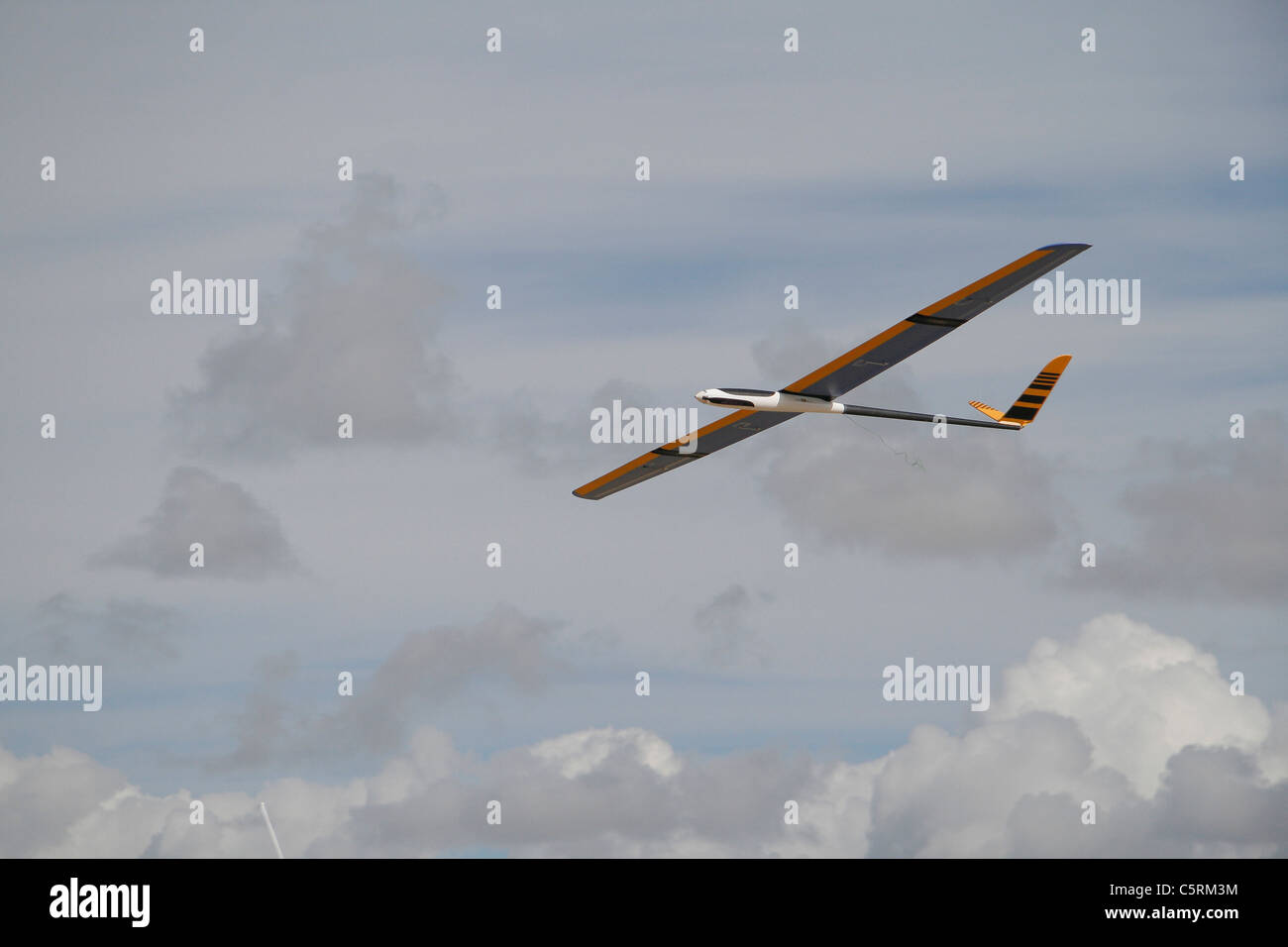 Funk-Segelflugzeug (Segelflugzeug Modell) derzeit über eine Düne am Meer schweben. Stockfoto