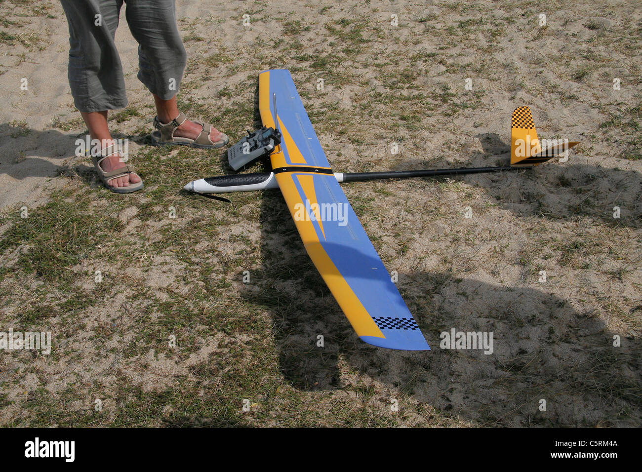 Funk-Segelflugzeug (Segelflugzeug Modell) auf dem Boden mit der Fernbedienung. Stockfoto