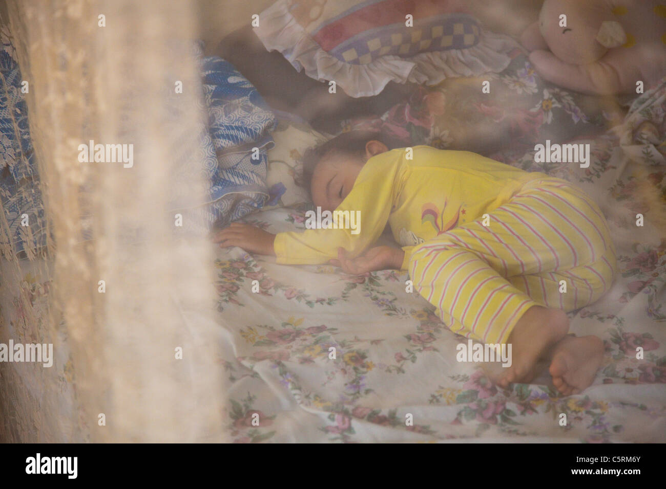 Junges Mädchen schlafen unter einem Moskitonetz in San Salvador, El Salvador Stockfoto