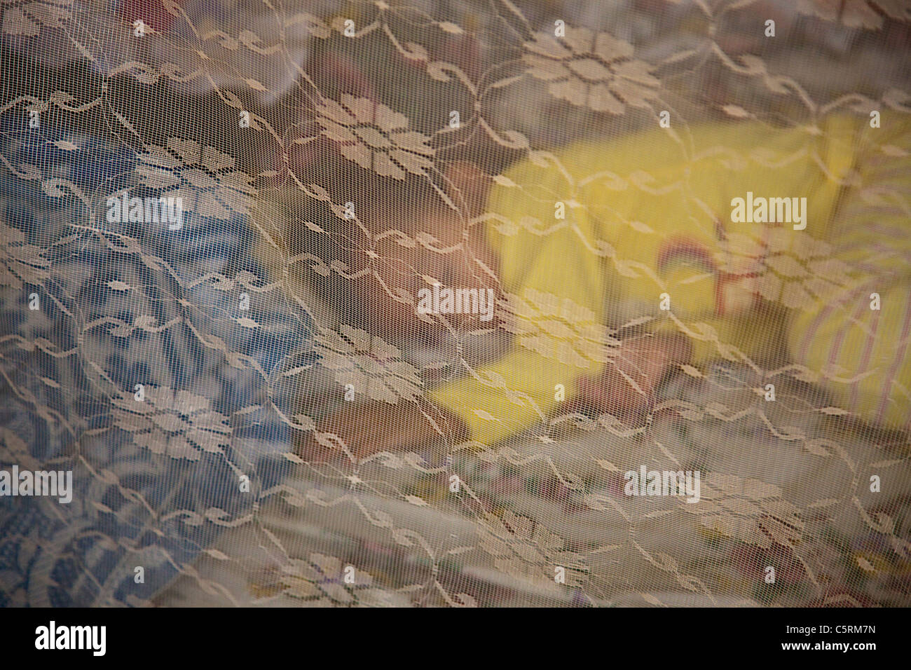 Junges Mädchen schlafen unter einem Moskitonetz in San Salvador, El Salvador Stockfoto