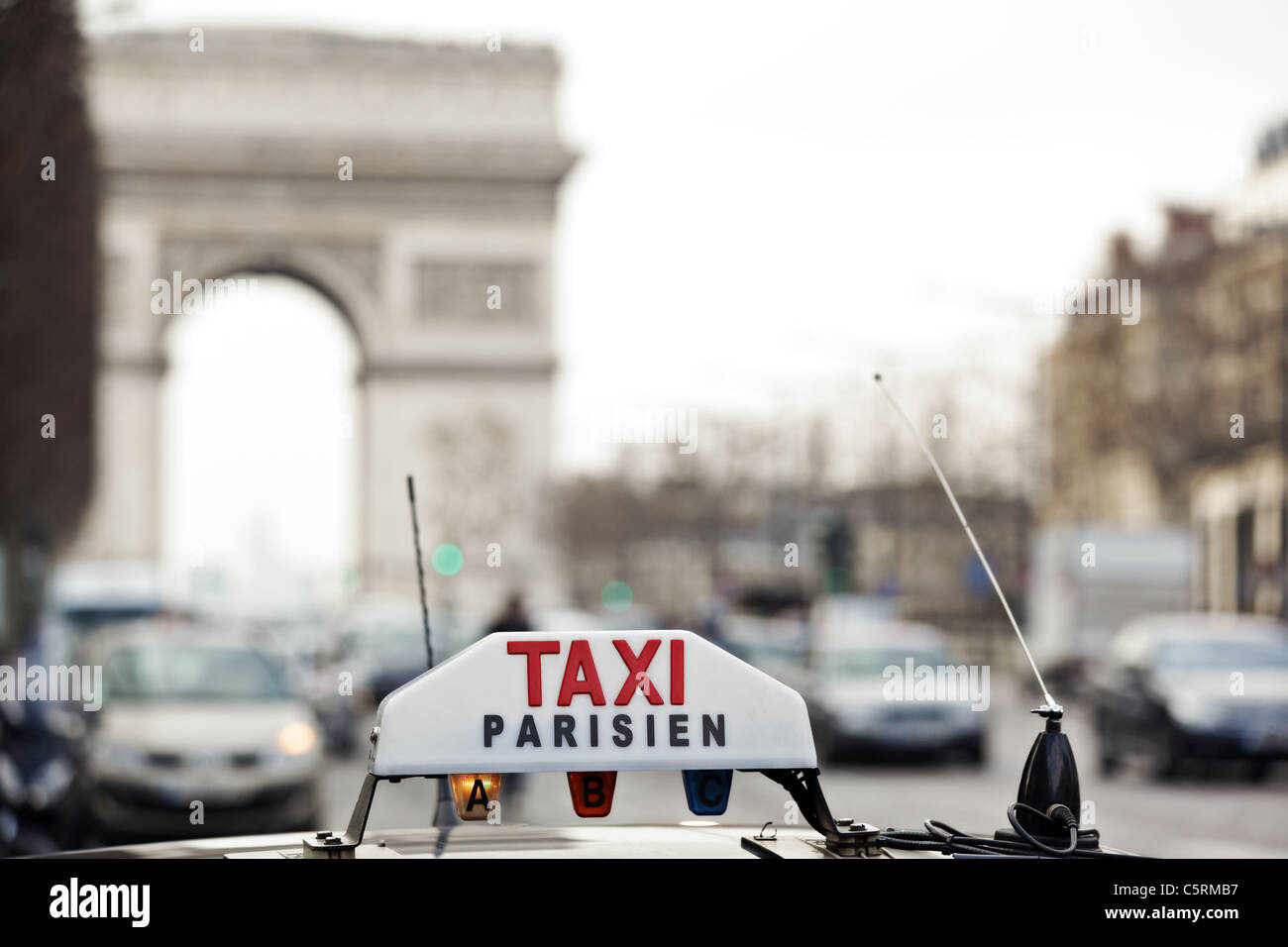 Paris-Taxi durch den Arc de Triomphe Stockfoto