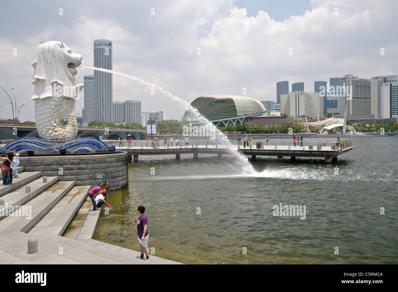 Der Merlion am Marina Bay, Singapur Wahrzeichen der Stadt, entworfen von dem Künstler Fraser Brunner im Jahre 1964 Stockfoto