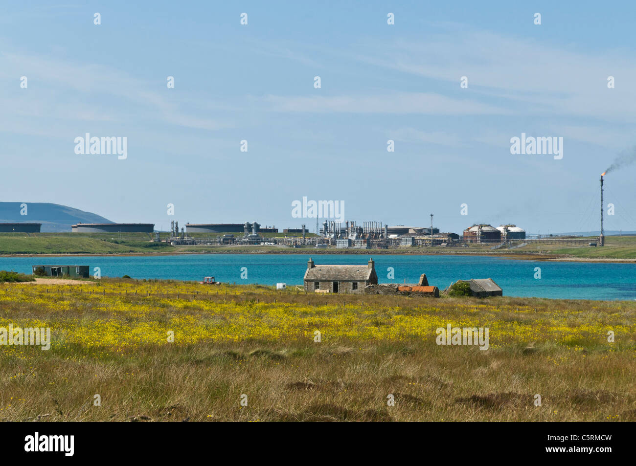 Dh Flotta Oil Terminal FLOTTA ORKNEY Cottage Croft und Öltanks Schottland Inseln Lagerung des Kraftstoffs Stockfoto