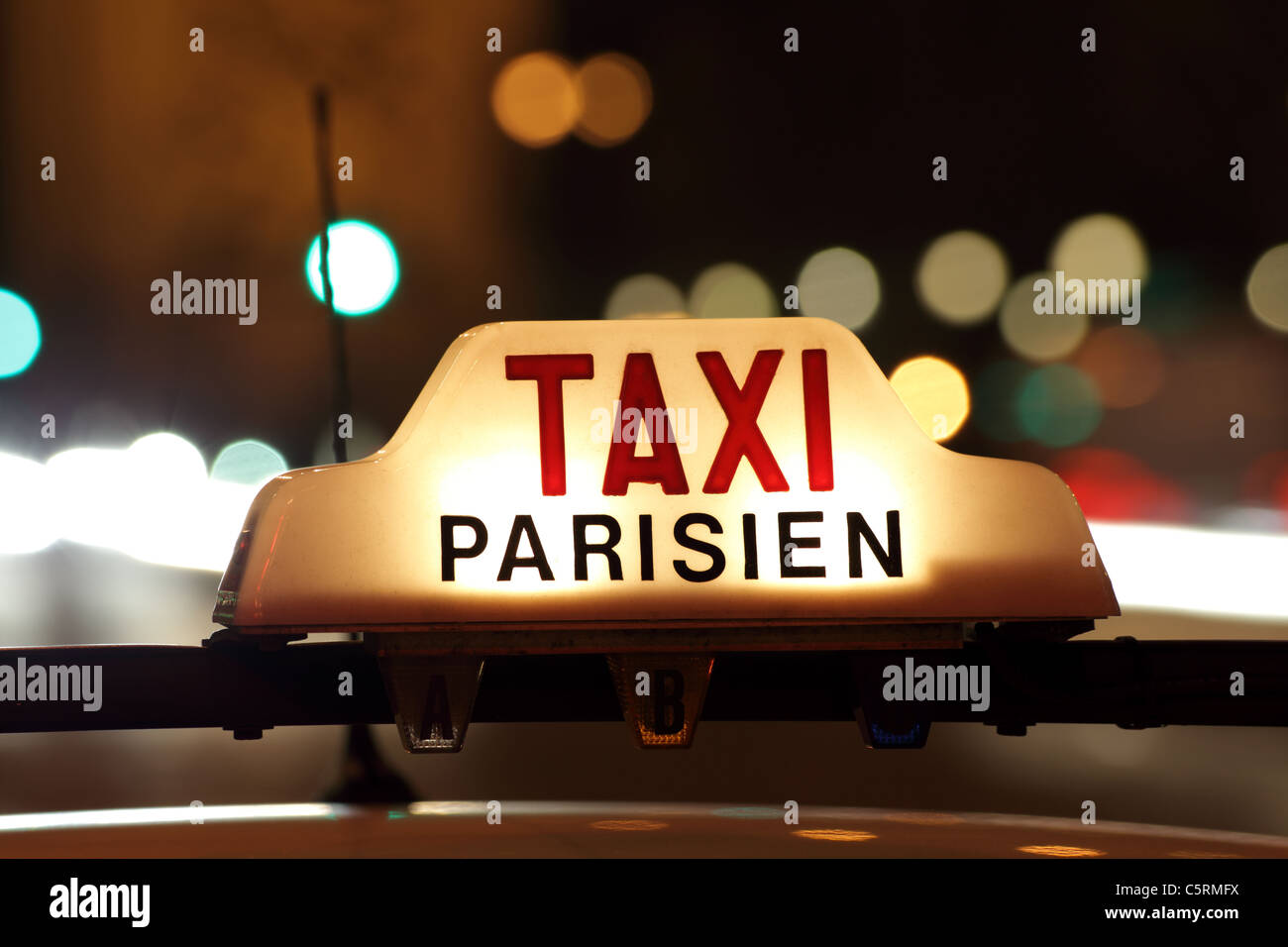 Paris-Taxi durch den Arc de Triomphe Stockfoto