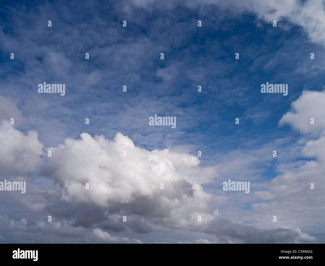 dh HIMMEL WETTER Weiße Wolken über blauem Himmel gesprenkelte, geschwollene Skyscape mit flüsteriger Wolkenlandschaft Stockfoto
