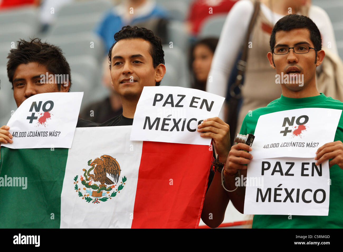Die mexikanischen Fans bei einem Spiel der FIFA Frauen-Weltmeisterschaft Gruppe B zwischen Japan und Mexiko halten am 1. Juli 2011 im Stadion der FIFA Frauen-Weltmeisterschaft in Leverkusen Schilder mit der Aufschrift „Paz en Mexico“. Nur redaktionelle Verwendung. Kommerzielle Nutzung verboten. (Foto: Jonathan Paul Larsen / Diadem Images) Stockfoto