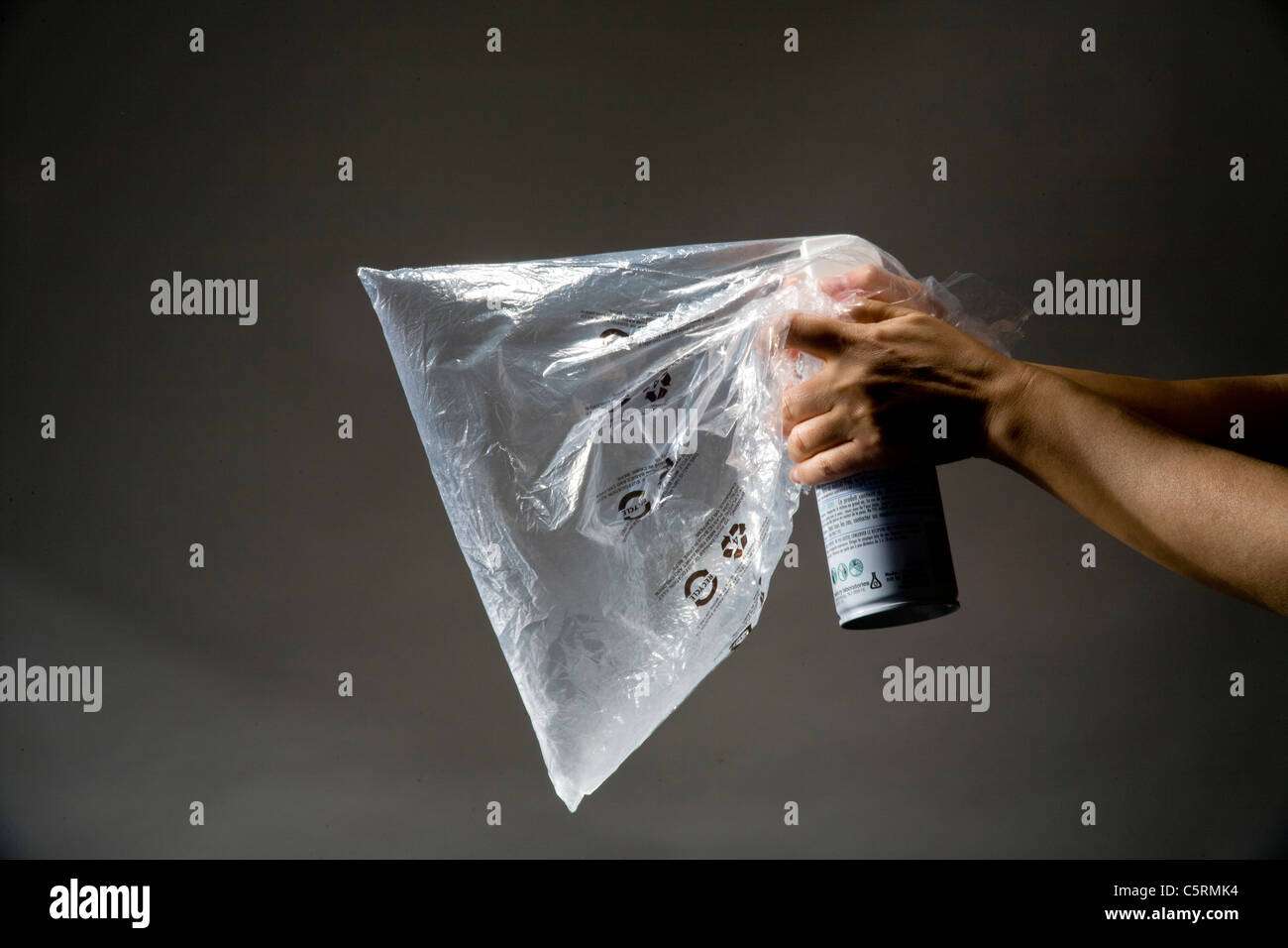 Eine Plastiktüte wird durch ein Aerosol Inhalat Gas kann für die illegale Verwendung als Droge gefüllt. Stockfoto