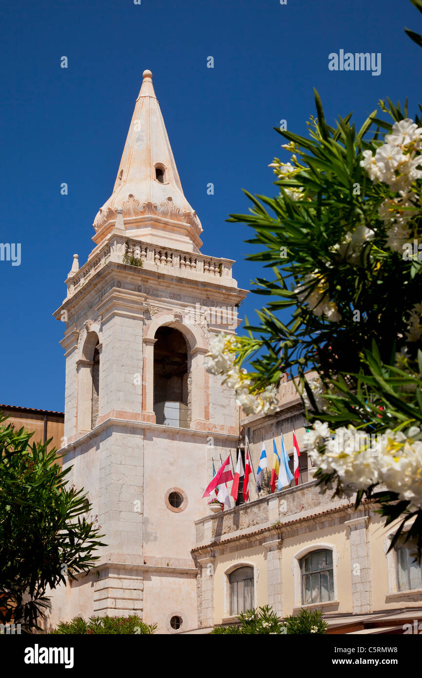 Kirche Turm von St. Guiseppe auf der Piazza Ix Aprile, Taormina, Messina Sizilien Italien Stockfoto