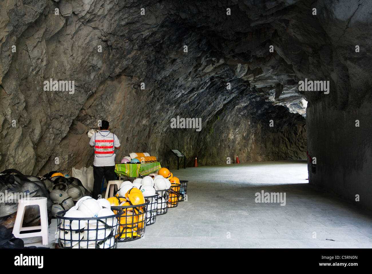 Park - Helme (kostenloser Verleih) für die Sicherheit im Tunnel Leihen von neun dreht, Taroko Nationalpark, Hualien, Taiwan Stockfoto