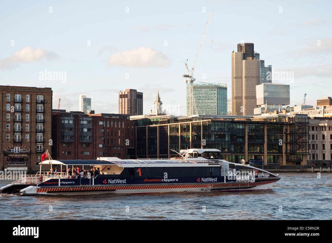 Ein London Fluss Bus (Thames Clipper) nähert sich Bankside Pier, London. Stockfoto