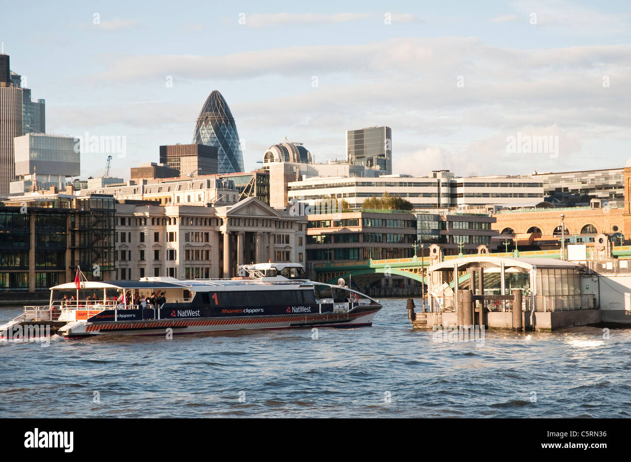 Ein London-Fluss-Bus (Thames Clipper) dockt an Bankside Pier, London. Stockfoto