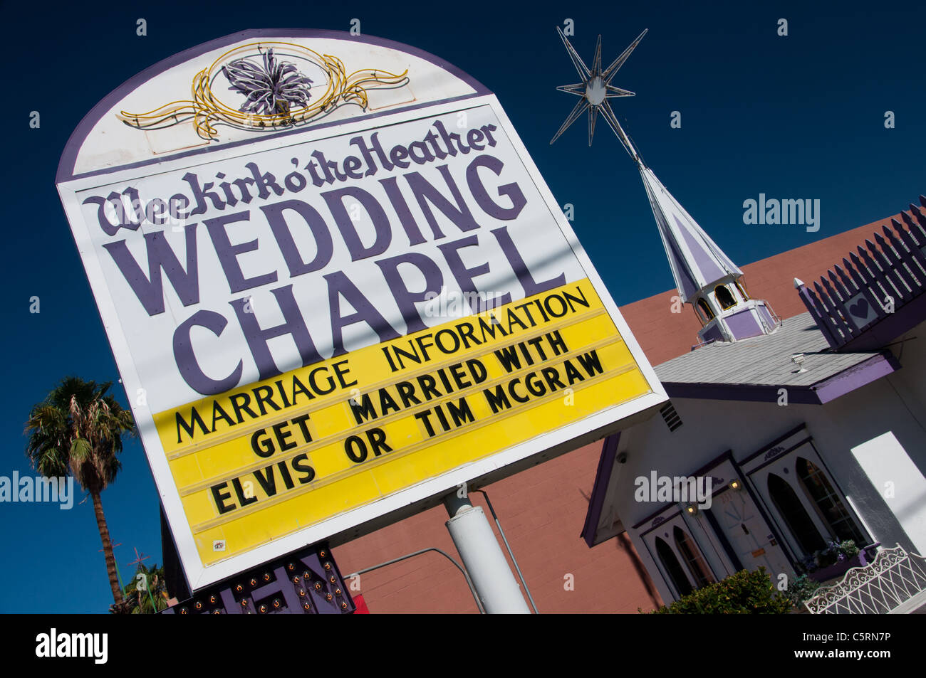 "Schottische" Hochzeitskapelle mit Elvis und Tim McGraw in Las Vegas, Nevada, USA Stockfoto "Schottische" Hochzeitskapelle mit Elvis und Tim McGraw in Las Vegas, Nevada, USA Stockfoto