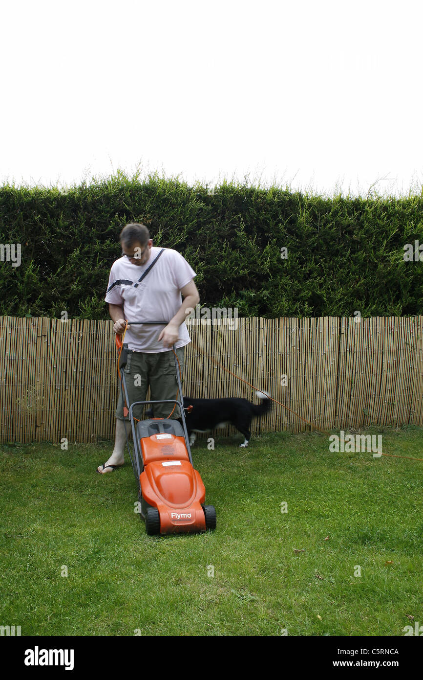 Mann im Garten Rasen mähen. Worksop, Notts, England Stockfoto