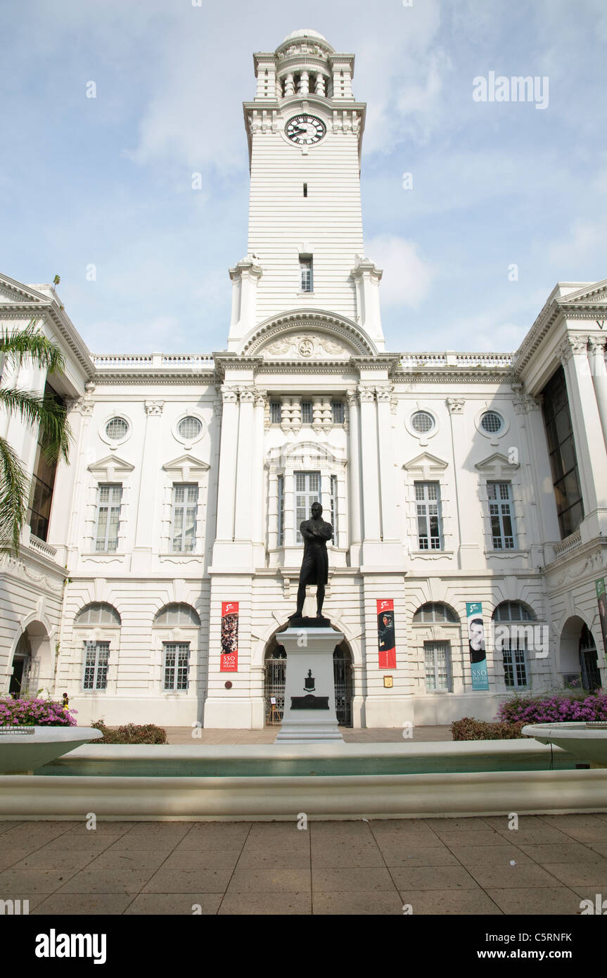 Statue von Sir Thomas Stamford Bingley Raffles, Gründer von Singapur, Empress Place vor Victoria Theater, Singapur Stockfoto