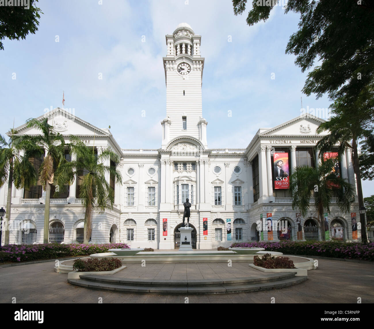 Statue von Sir Thomas Stamford Bingley Raffles, Gründer von Singapur, Empress Place vor Victoria Theater, Singapur Stockfoto