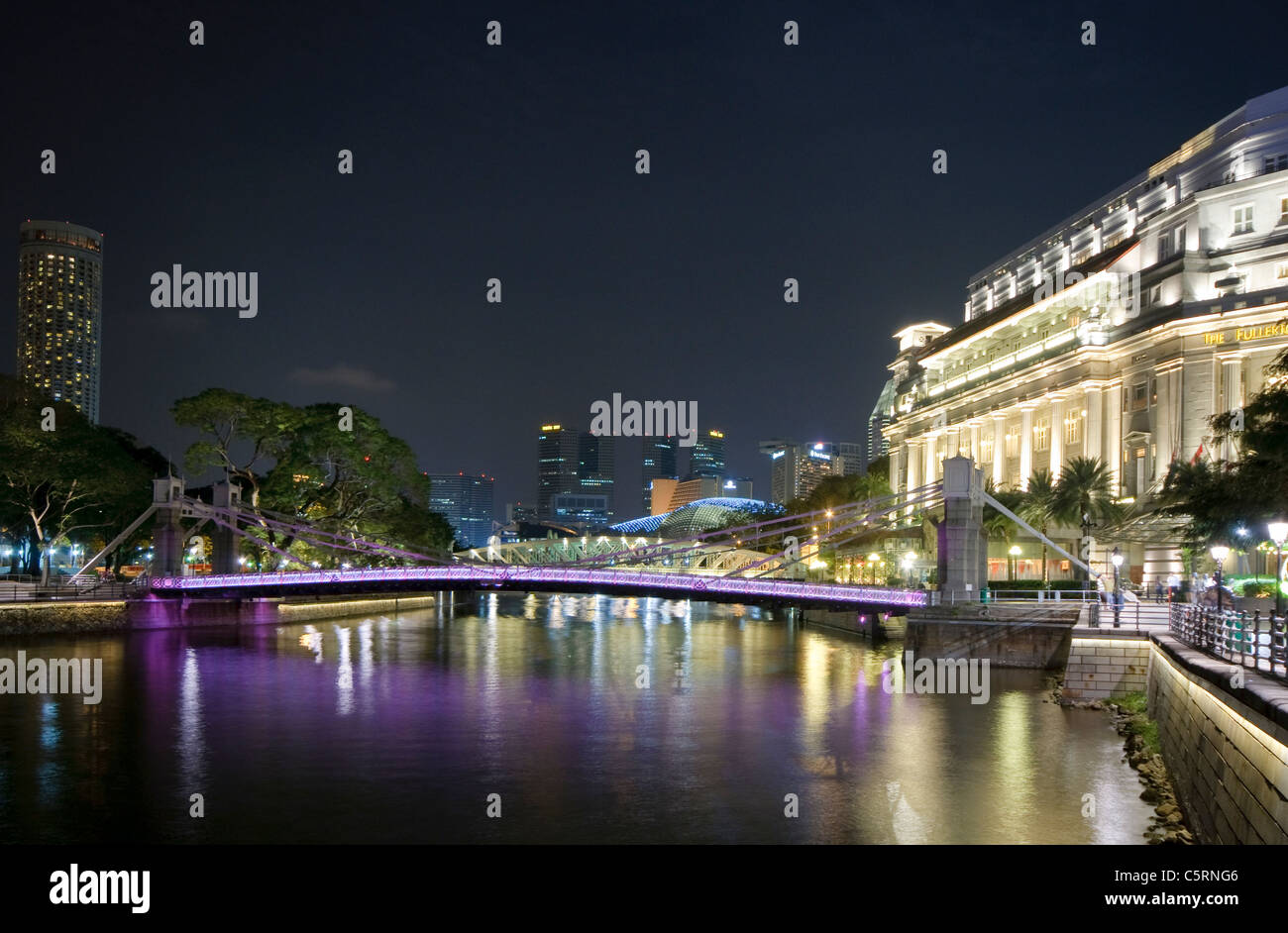 Boat Quay am Singapore River in der Nacht mit Fullerton Hotel und beleuchtet Cavenagh Brücke, Singapur, Südostasien, Asien Stockfoto