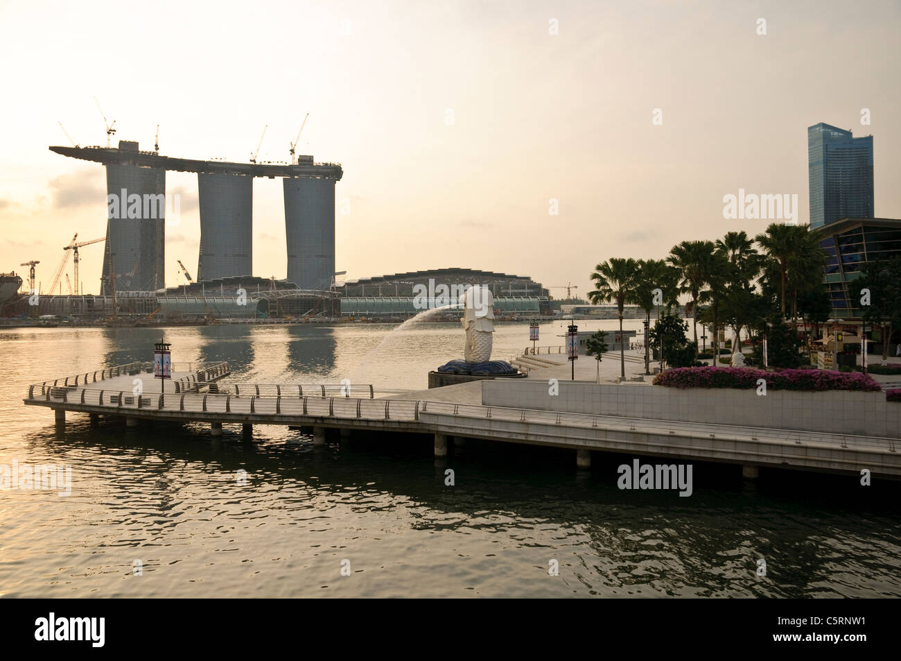 Merlion Park mit Merlion vor die neu erbaute Marina Bay Sands, Singapur, Südostasien, Asien Stockfoto