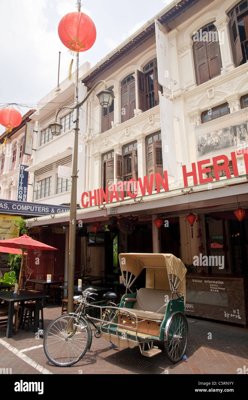Velo-Rikscha vor Chinatown Heritage Center, Chinatown, Singapur, Südostasien, Asien Stockfoto