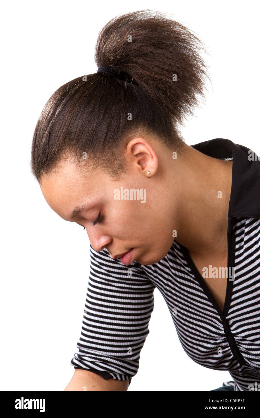 Abgelehnte afroamerikanische Frau hält ihren Kopf nach unten in Ablehnung. Stockfoto