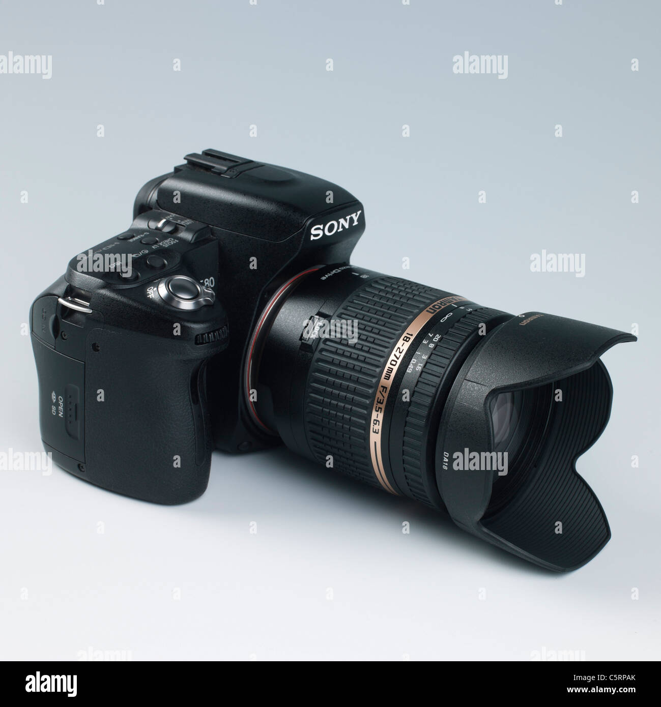 Sony Alpha 580 DSLR-Kamera mit Superzoom-Klasse Objektiv - Tamron 18-270mm F3. 5-6.3 Stockfoto
