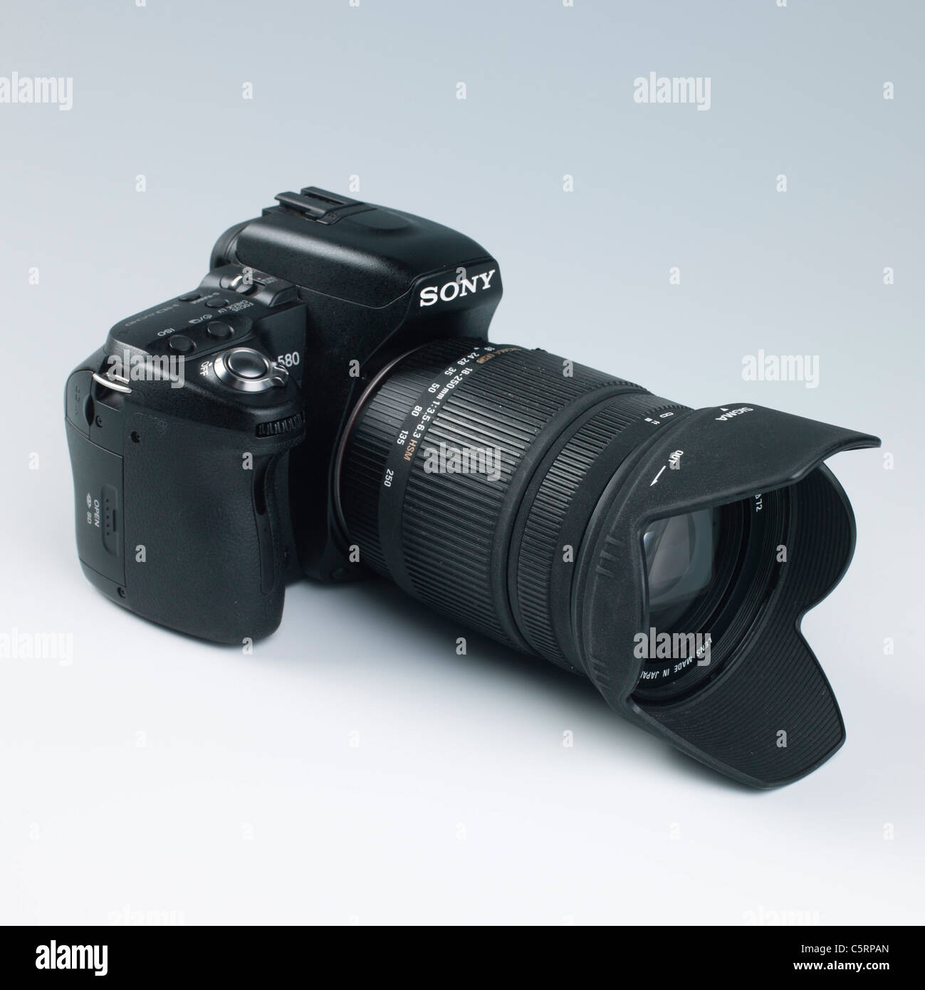 Sony Alpha 580 DSLR-Kamera mit Superzoom-Klasse Objektiv - Sigma 18-250mm F3. 5-6.3 DC OS HSM Stockfoto