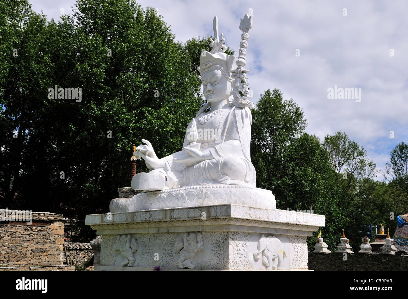 Eine weiße Marmorstatue des Buddha. Danba, Sichuan, China. Stockfoto