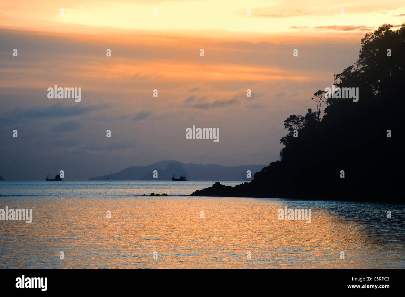 Sonnenuntergang im birmanischen Meer von einer Insel in Thailand Stockfoto