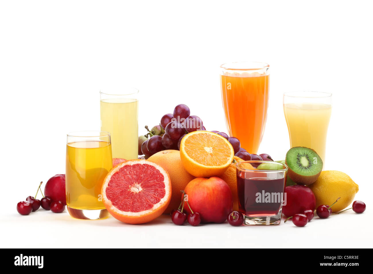 Gläser Fruchtsaft mit Früchten auf weißem Hintergrund. Stockfoto