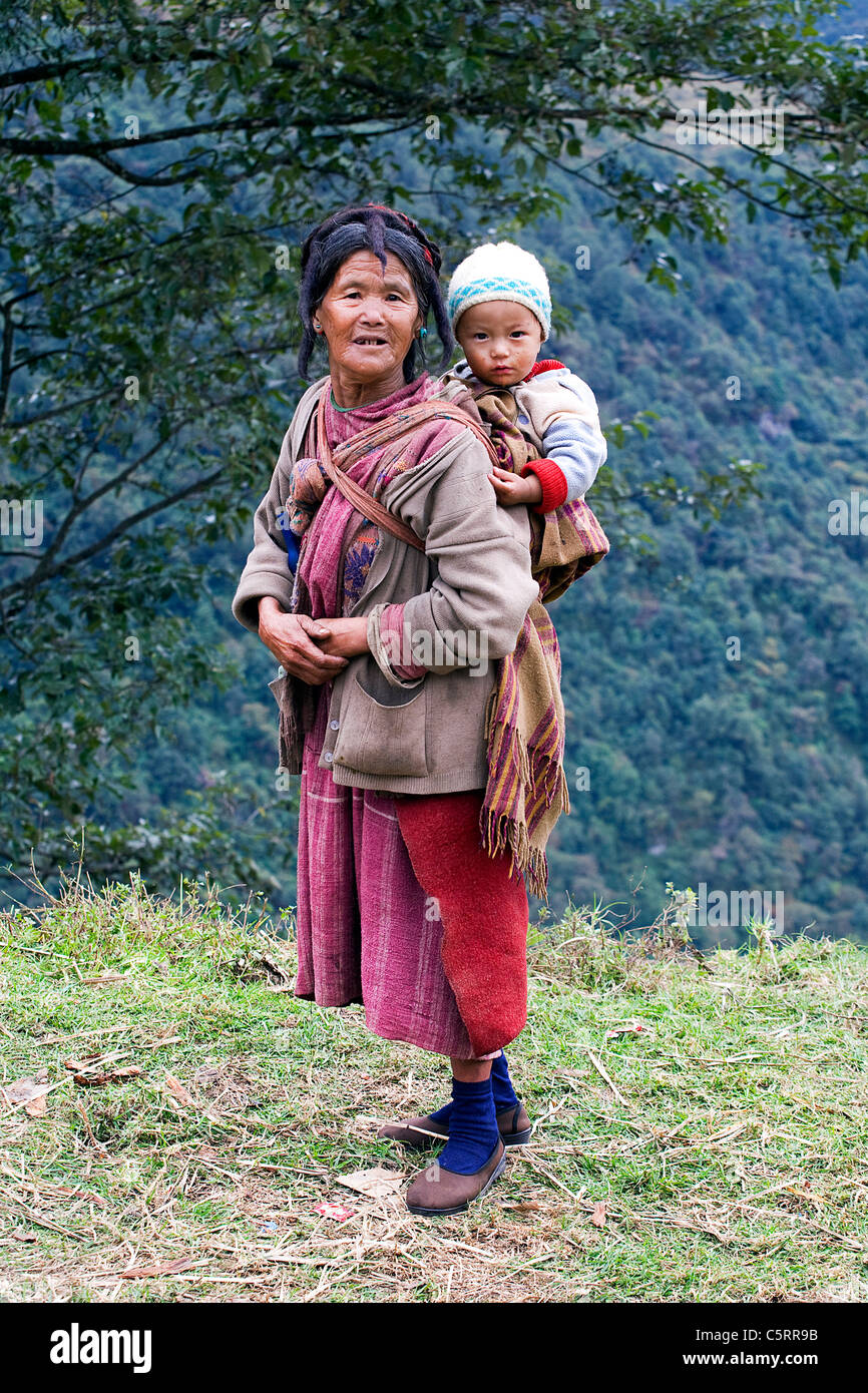 Eine Monpa Frau mit ihrem großen Kind. Arunachal Pradesh, Nordost-Indien. Stockfoto