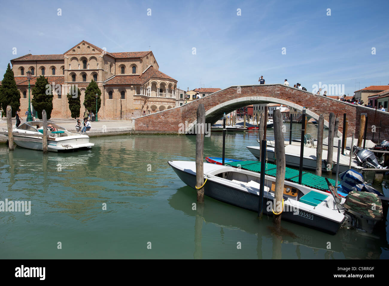 Murano großen Kanal mit dem Bisilica di Santi Maria e Donato und Brücke mit Boote vertäut und Touristen zu Fuß. Stockfoto