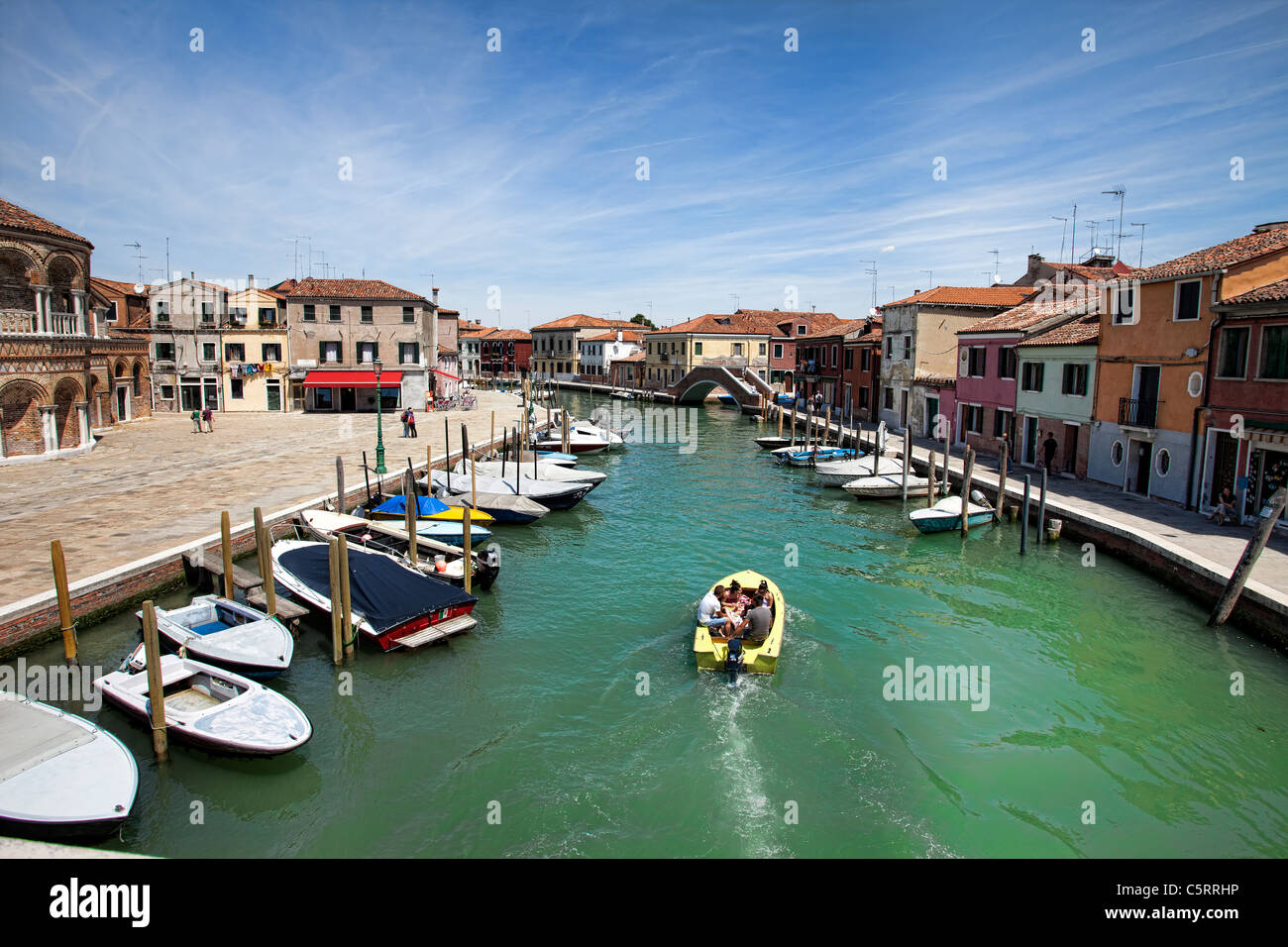 Murano Insel großen Kanal zwischen bunten historischen Altbauten.  Boote vor Anker vor Geschäft entlang des Kanals. Stockfoto