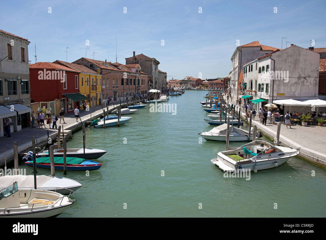 Murano Insel großen Kanal zwischen bunten historischen Altbauten.  Boote vor Anker vor Geschäft entlang des Kanals. Stockfoto