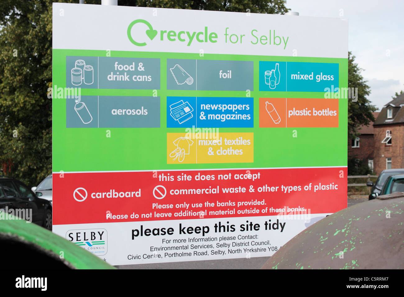 Recycling für Selby Zeichen hinter einer Bank von recycling-Behälter im zurück Micklegate Parkplatz Stockfoto